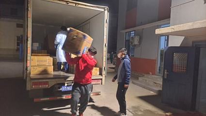 陽(yáng)信 校長(zhǎng)當(dāng)上裝卸工，日夜奮戰(zhàn)不言悔